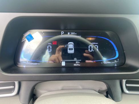 Used 2025 Hyundai Elantra SE FWD image 15