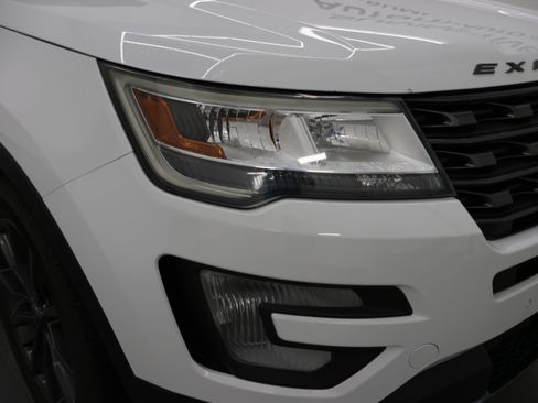 Used 2017 Ford Explorer XLT w/ XLT Appearance Package AWD/4WD image 23