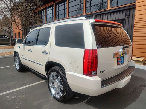 Used 2013 Cadillac Escalade Luxury image 3