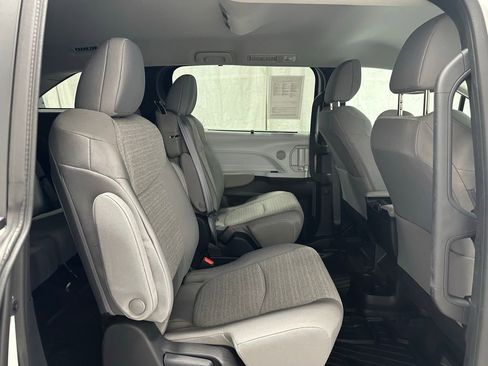 Used 2025 Toyota Sienna LE FWD image 58