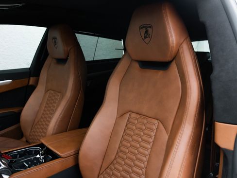 Used 2022 Lamborghini Urus AWD/4WD image 23