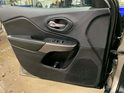 Used 2019 Jeep Cherokee Latitude w/ Popular Appearance Group image 16