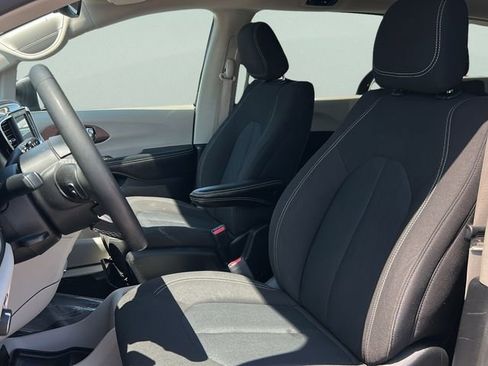 Used 2023 Chrysler Voyager LX image 16