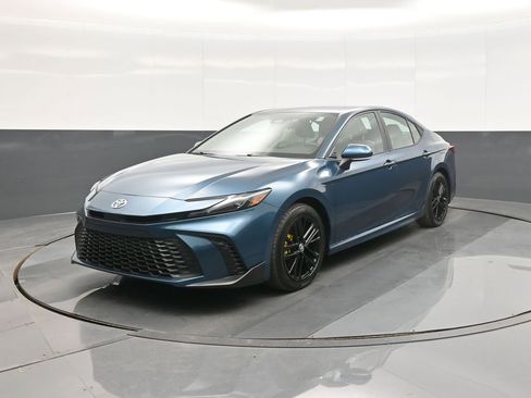 Used 2025 Toyota Camry SE image 5