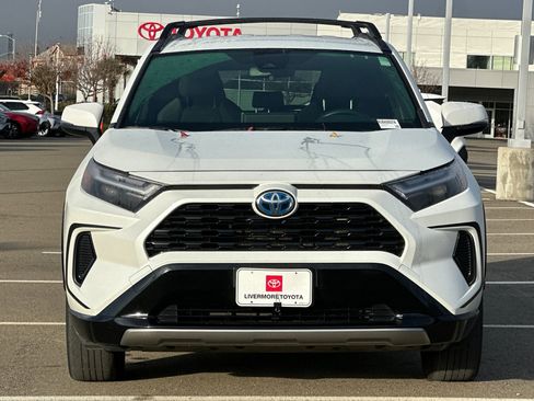 Used 2024 Toyota RAV4 SE image 9