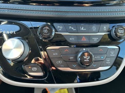 Used 2021 Chrysler Pacifica Touring-L w/ Premium & Safety Sphere Group image 22