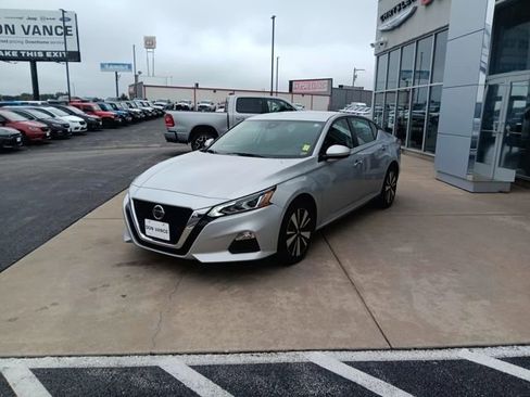 Used 2022 Nissan Altima 2.5 SV image 2