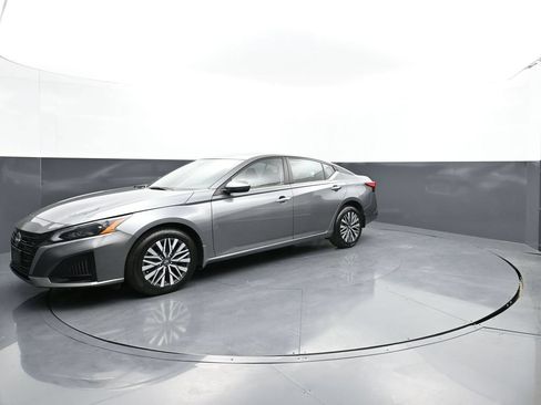 Certified 2023 Nissan Altima 2.5 SV w/ SV Premium Package AWD/4WD image 5