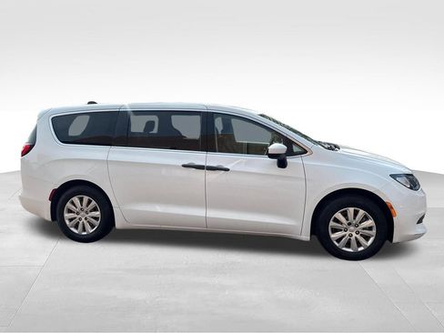 Used 2020 Chrysler Voyager L FWD image 11