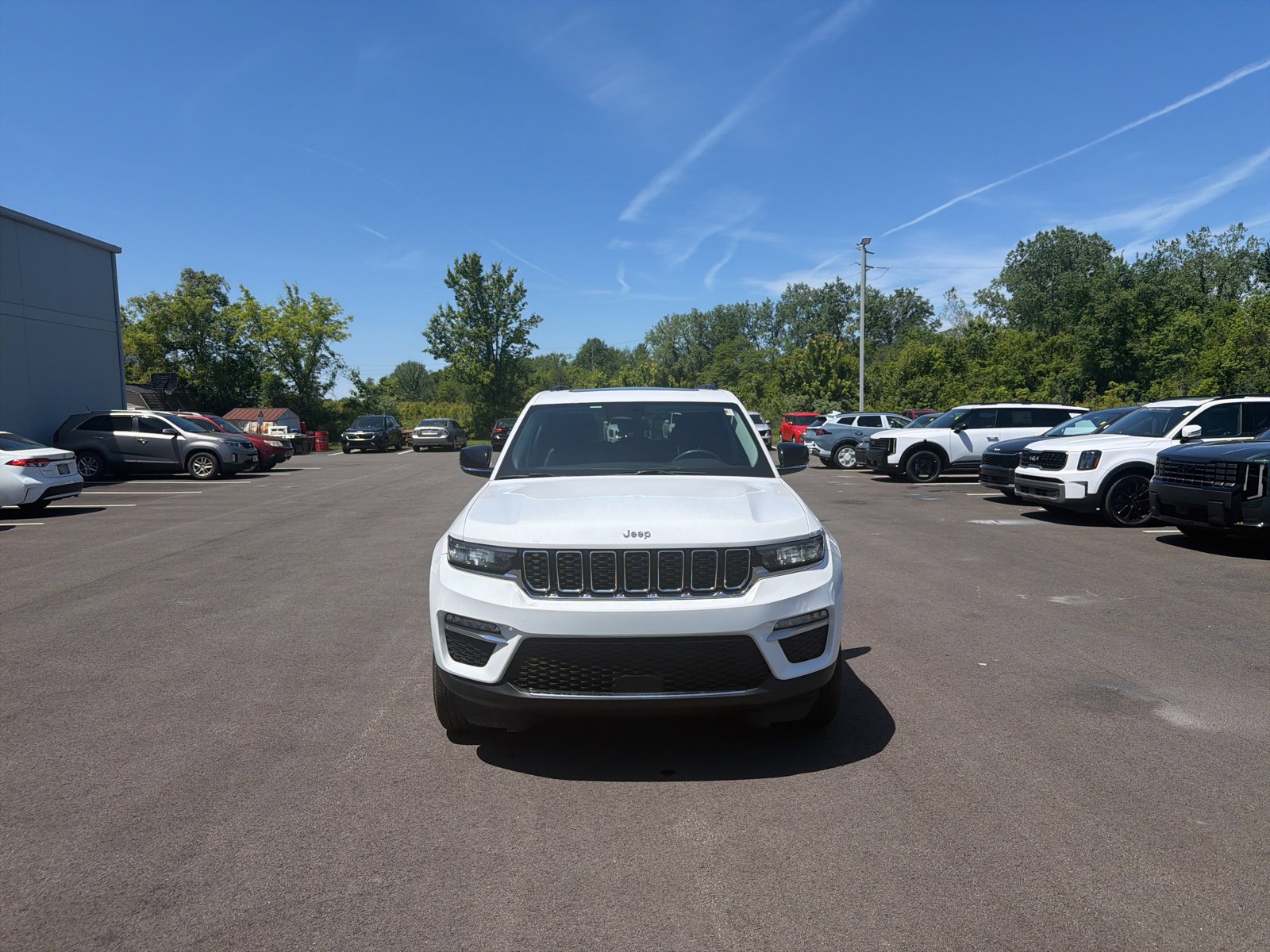 Used 2023 Jeep Grand Cherokee Limited AWD/4WD image 2