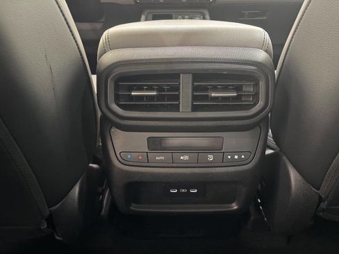 Used 2024 Honda Pilot Touring image 15