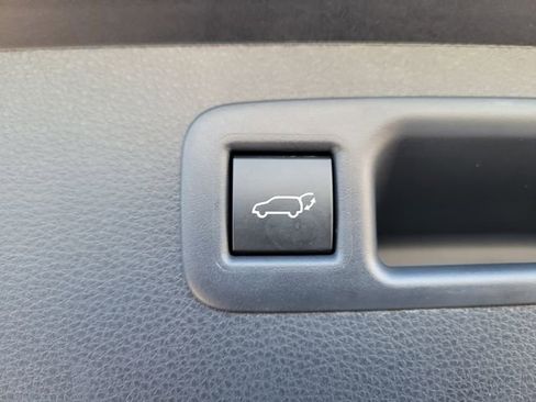 Used 2023 Toyota Highlander LE image 9