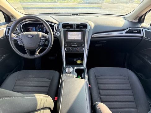 Used 2019 Ford Fusion SE FWD image 18