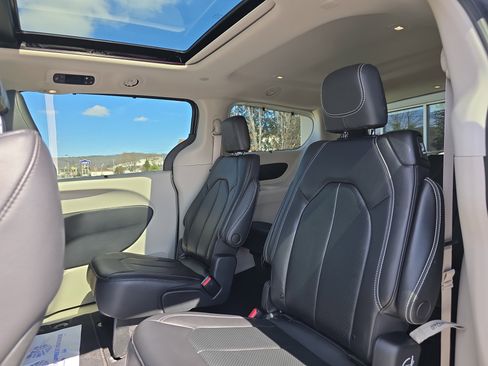 Used 2022 Chrysler Pacifica Touring-L AWD/4WD image 13