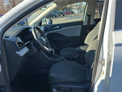 Used 2024 Volkswagen Taos SE w/ Panoramic Sunroof Package image 9