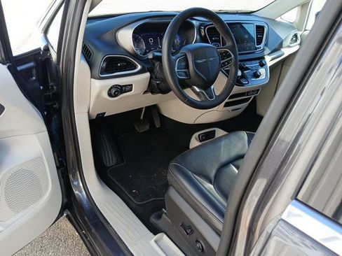 Used 2023 Chrysler Pacifica Touring-L image 45