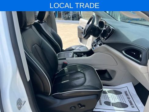 Used 2022 Chrysler Pacifica Limited w/ Uconnect Theater Family Group FWD image 15