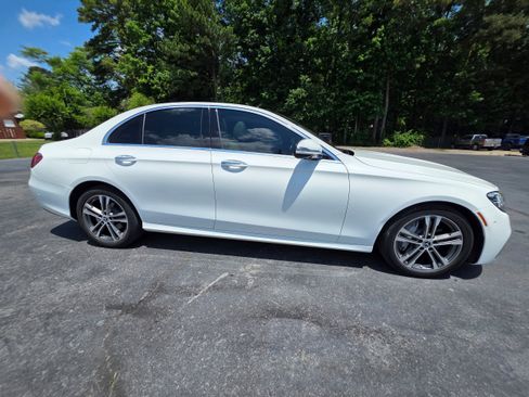 Used 2022 Mercedes-Benz E 350 4MATIC Sedan image 4