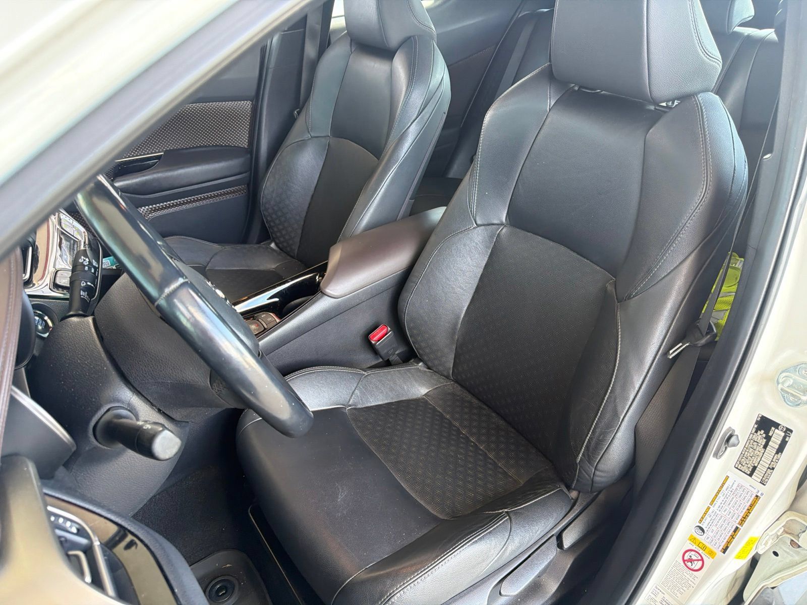 Used 2019 Toyota C-HR Limited FWD image 11