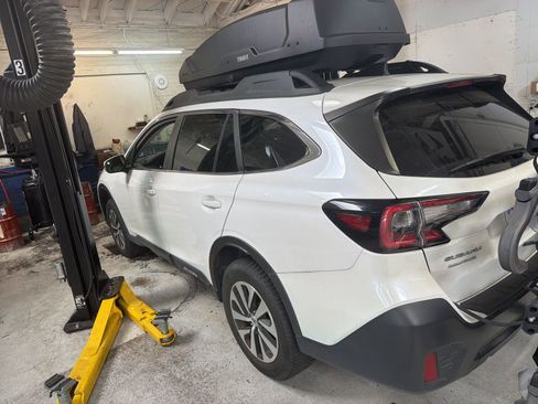 Used 2022 Subaru Outback Premium AWD/4WD image 1