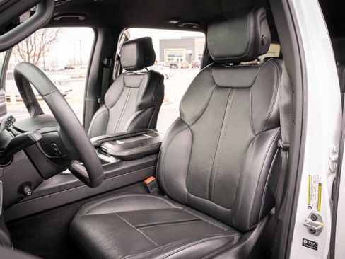 Used 2023 Jeep Wagoneer Series III w/ Preferred Equipment Group image 11