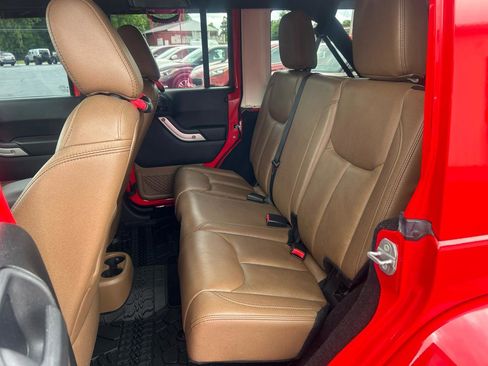 Used 2015 Jeep Wrangler Unlimited Sahara w/ Connectivity Group AWD/4WD image 12