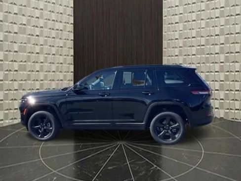 Used 2023 Jeep Grand Cherokee Altitude AWD/4WD image 12