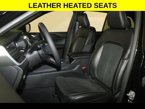 Used 2025 Jeep Grand Cherokee Altitude AWD/4WD image 3