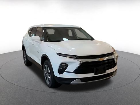 Used 2025 Chevrolet Blazer LT FWD image 3