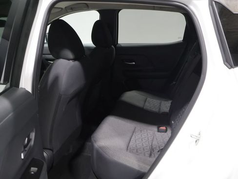 Used 2025 Nissan Kicks SV AWD/4WD image 18
