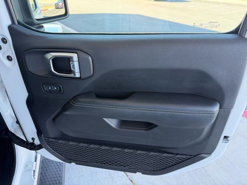 Used 2018 Jeep Wrangler Unlimited Sahara image 18