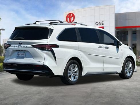 Certified 2025 Toyota Sienna Limited FWD image 5