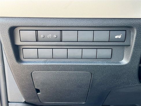 New 2025 Mitsubishi Outlander SE image 10