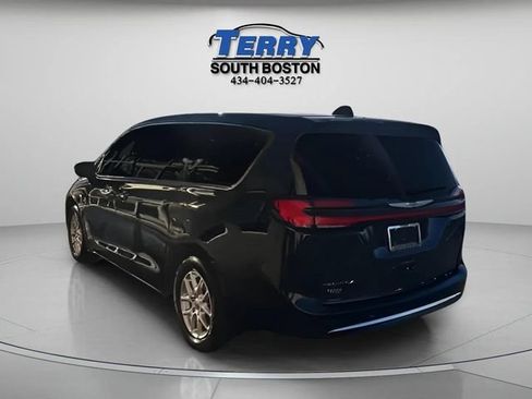 Used 2024 Chrysler Pacifica Touring-L FWD image 5