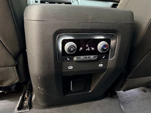 Used 2023 GMC Yukon SLT w/ SLT Premium Package AWD/4WD image 33