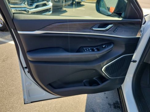 New 2026 Jeep Grand Cherokee L Limited w/ Luxury Tech Group II AWD/4WD image 6