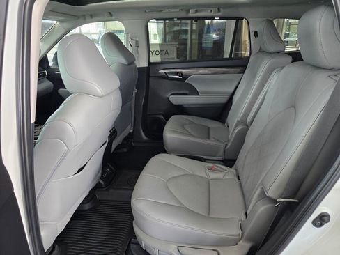 Used 2024 Toyota Highlander Platinum image 40