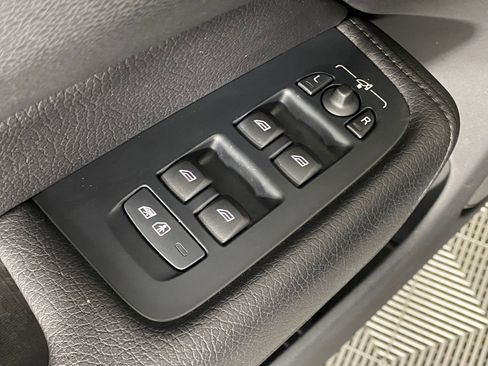 Used 2021 Volvo XC60 T5 Momentum w/ Premium Package image 11