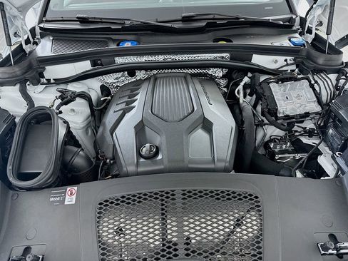 Certified 2025 Porsche Macan image 32