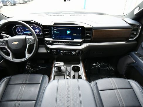 Used 2023 Chevrolet Silverado 1500 High Country w/ High Country Premium Package AWD/4WD image 3