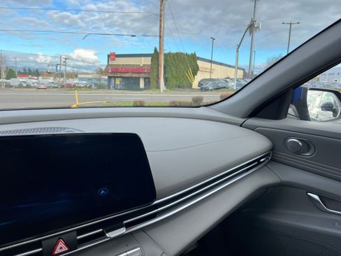 Used 2025 Hyundai Elantra SEL image 34