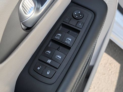 Used 2024 Chrysler Pacifica Limited FWD image 19
