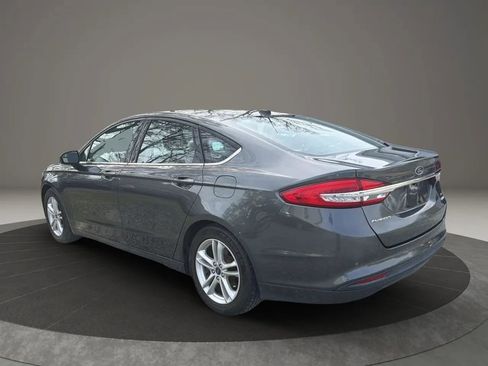 Used 2018 Ford Fusion SE w/ Fusion SE Technology Package FWD image 5