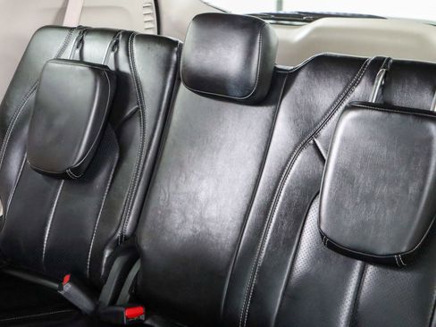 Used 2023 Chrysler Pacifica Touring-L FWD image 25