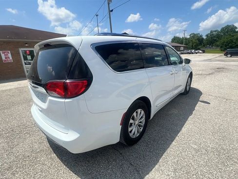 Used 2018 Chrysler Pacifica Touring-L Plus FWD image 6
