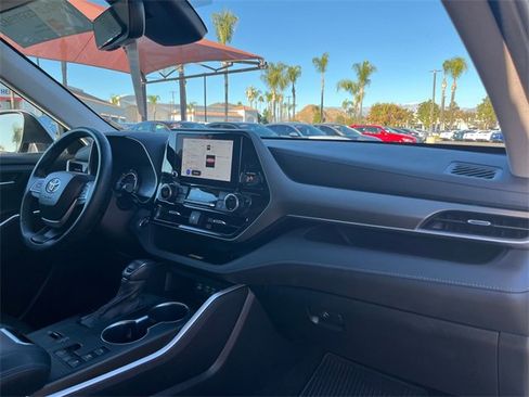 Used 2023 Toyota Highlander XLE image 23