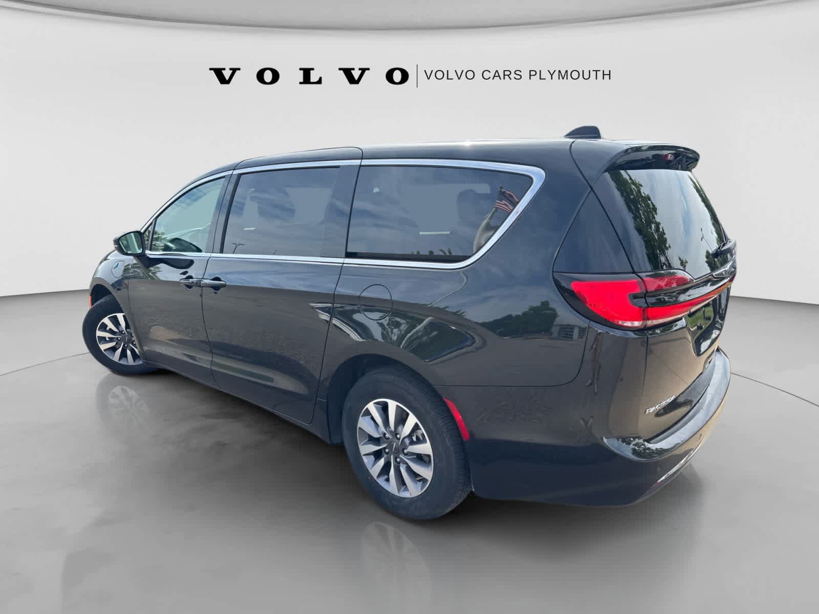 Used 2023 Chrysler Pacifica Touring-L FWD image 6