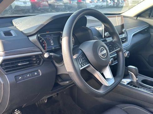 Used 2025 Nissan Altima 2.5 SV FWD image 6