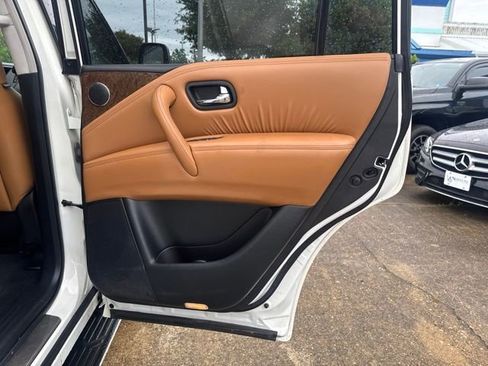 Used 2016 INFINITI QX80 4WD w/ Signature Edition Package image 18