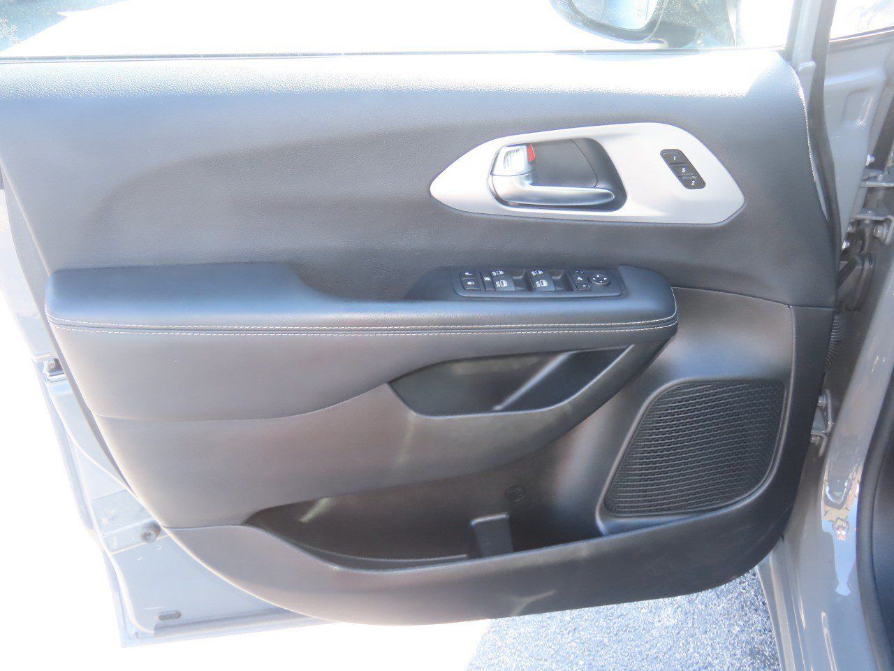 Used 2025 Chrysler Pacifica Limited FWD image 25